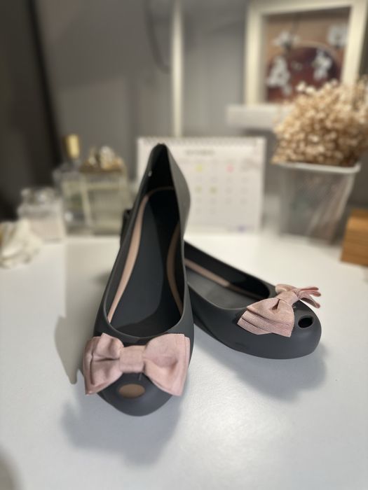 Melissa Ultragirl Cinza com Laço Rosa – Nova
