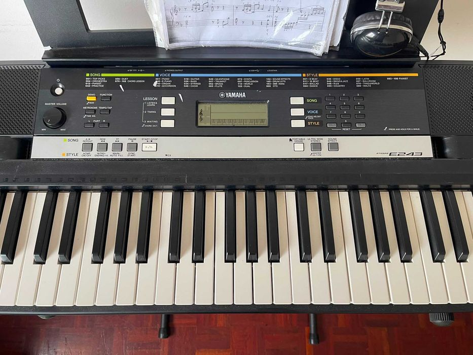 Yamaha PSR-E243 + Suporte e Mala de Transporte