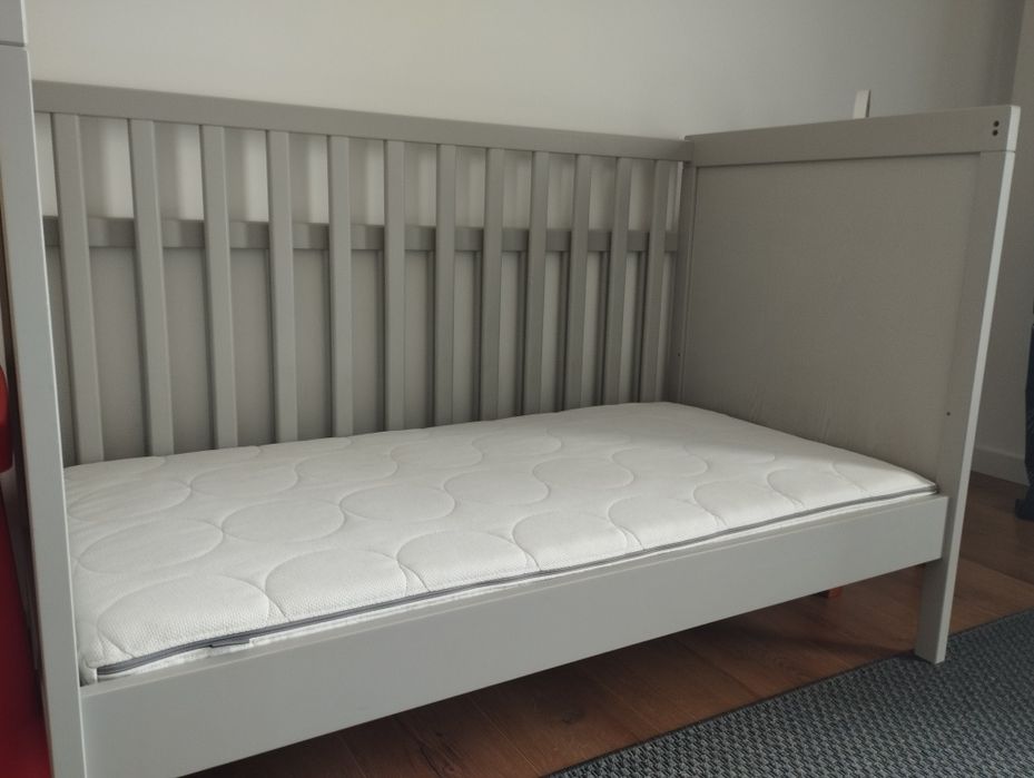 Berço (cama) de cor cinza (Marca IKEA)