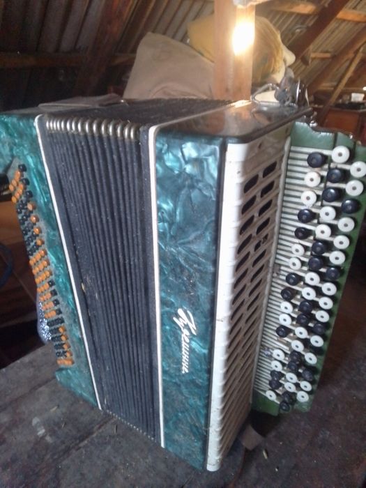 Продам баян старенький