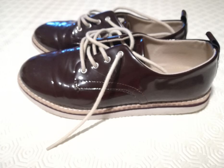 Sapatos menina aspecto verniz