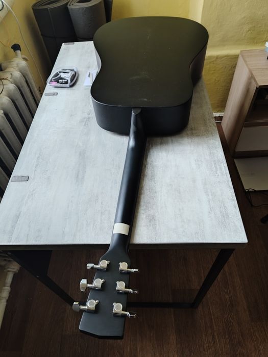 Гірата акустична фірми Cort чорна нова +в подарунок медіатор і каподас