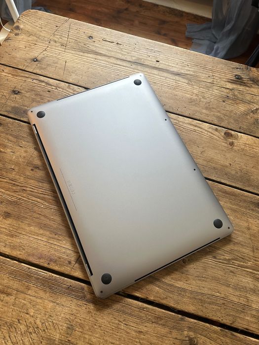 MacBook Pro 15 2016, A1707, i7, paski na ekranie