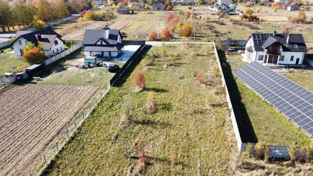Продаж земельної ділянки с. Тисменичани 18 соток під будівництво, асфальт, комунікації, будинки