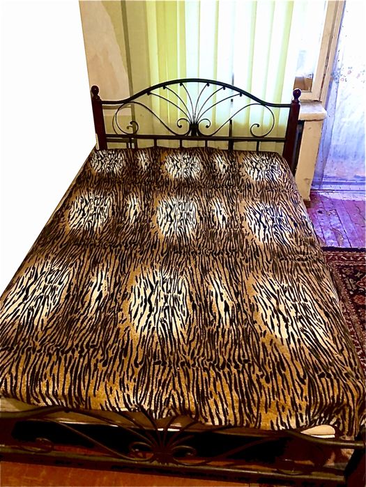 Двухместная металическая кровать