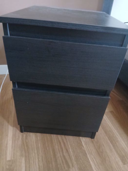 Cama 140x190cm com colchão e mesa de apoio