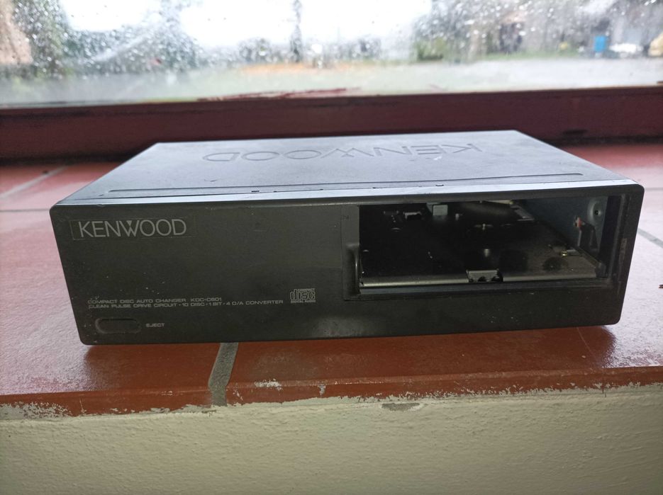 Caixa/charger Kenwood de CD's.