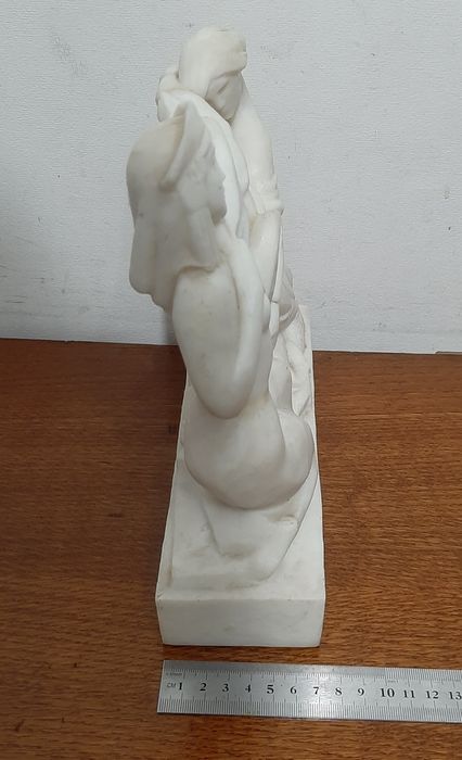 Статуэтка из искусственного мрамора