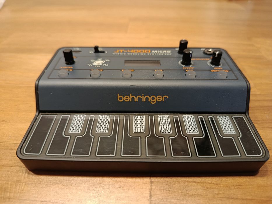 Behringer Syntezator JT-4000 Micro