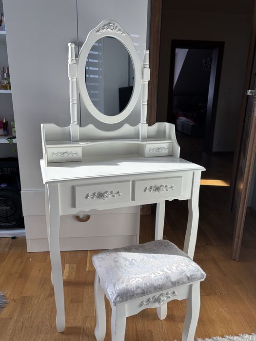 Toaletka cena 300zł.