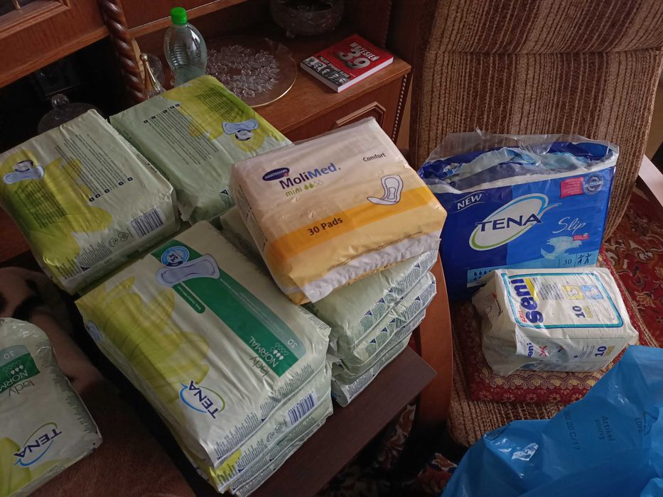 Przybory higieny osobistej- podpaski, pampersy, podkłady