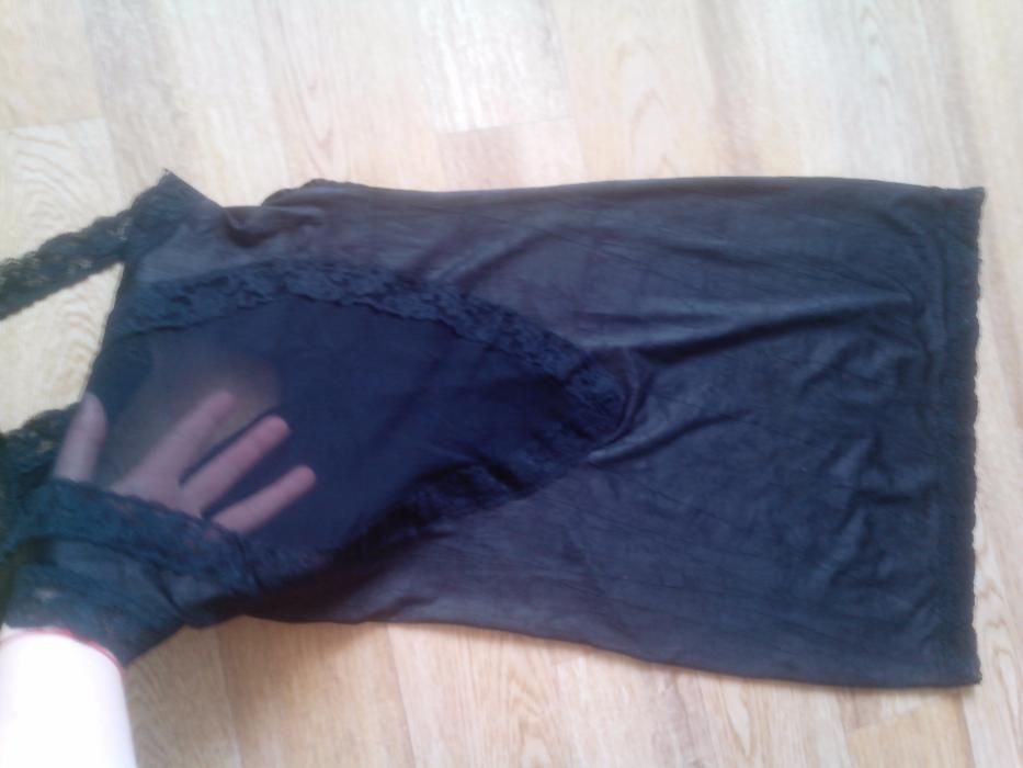 Платье с красивым вырезом на спине, закрытым сеткой