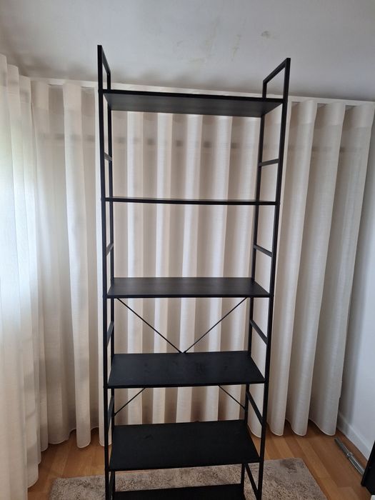 Estante de livros preta