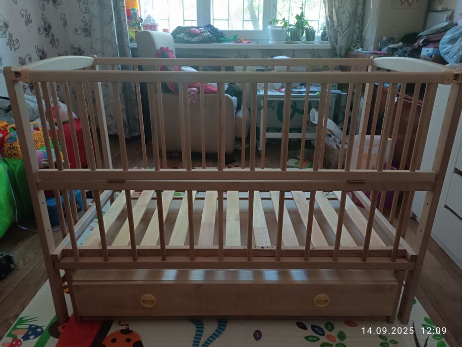Детская кроватка с ящиком и маятником