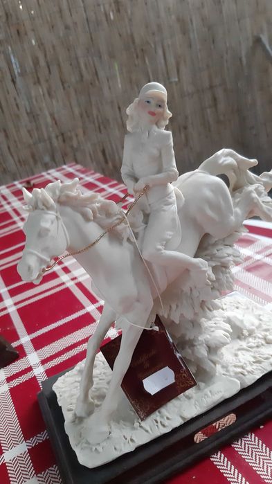 Фарфорова статуетка