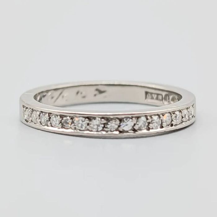 Aliança de casamento em ouro branco 18 quilates com diamantes; 2.92 gr