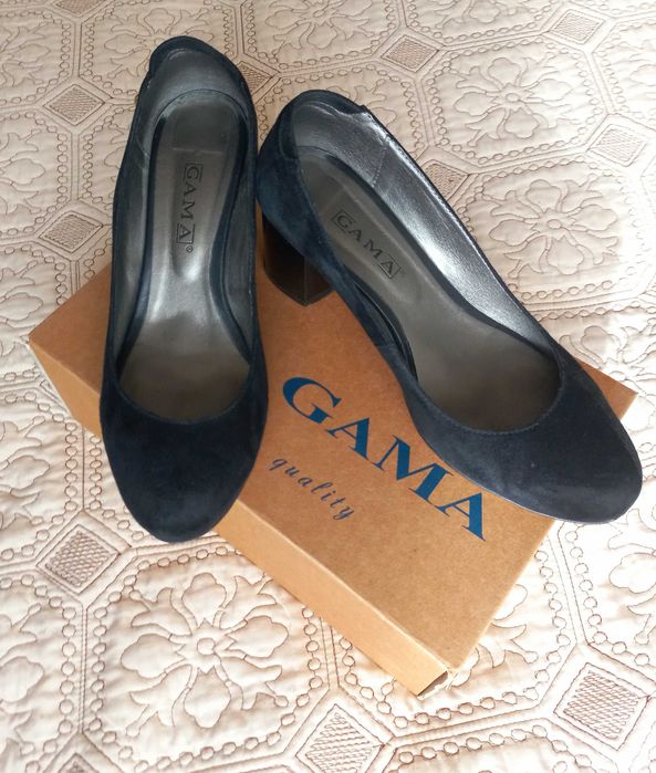 Туфлі з натурального замшу.