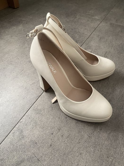 Kremowe buty na slupku ..