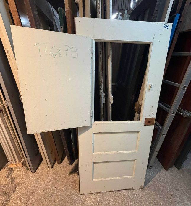 Porta antiga com postigo, vidro em falta, 176X79 cm