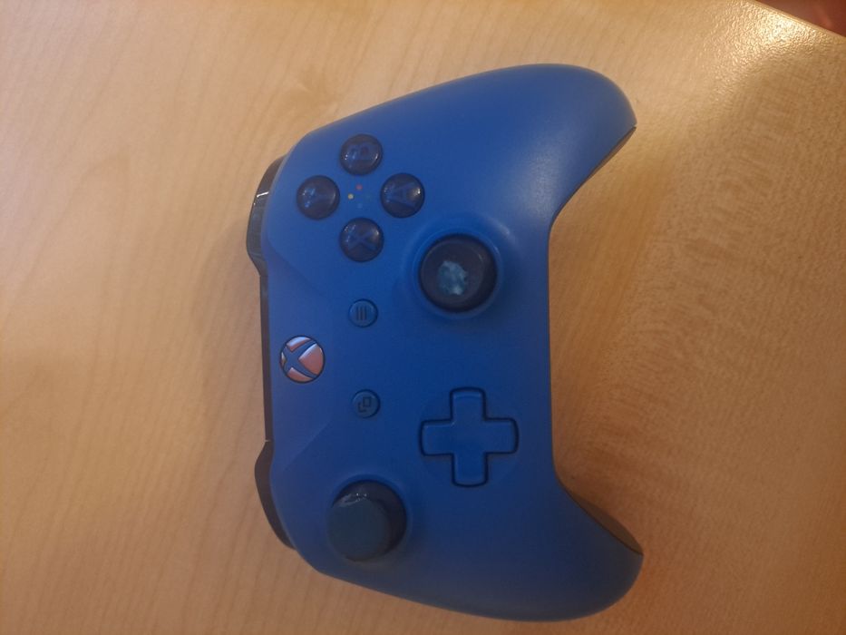 Oryginalny pad Xbox Series X/S Niebieski – sprawny, brak klapki