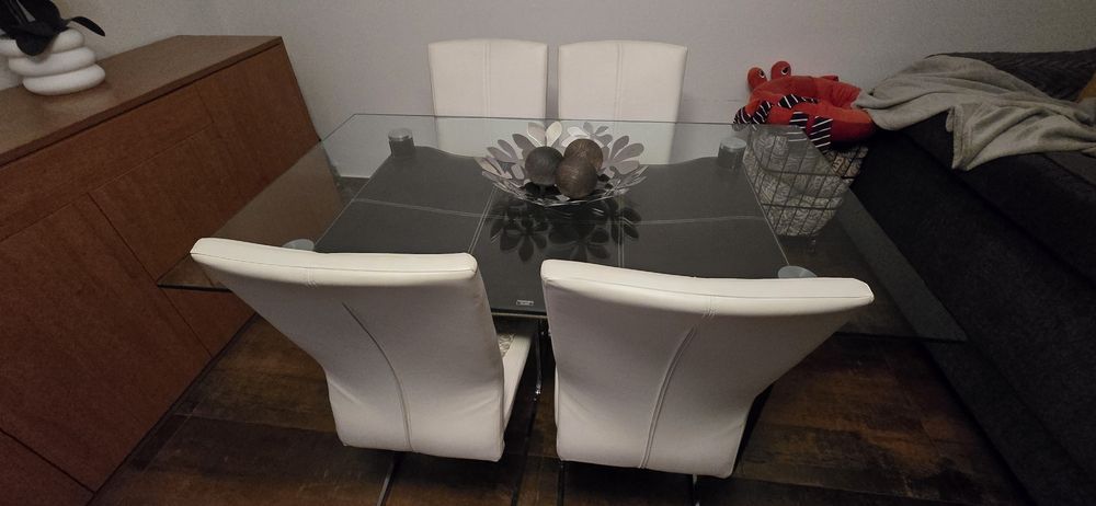 Mesa e cadeiras de sala