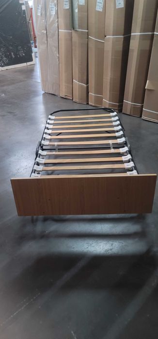 Cama divã sem colchão em boas condições