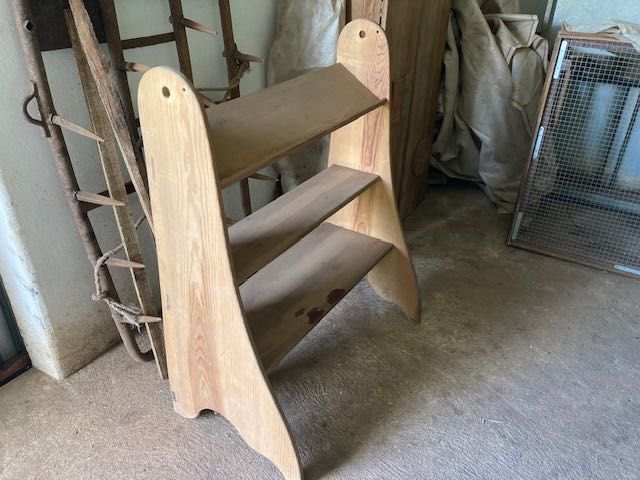 Prateleira para quarto de criança em pinho