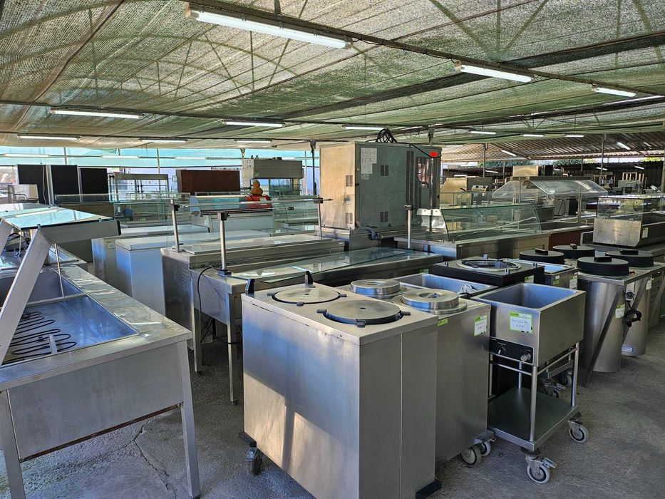 Bancadas, vitrines, fogões e fornos. Tudo para Hotelaria