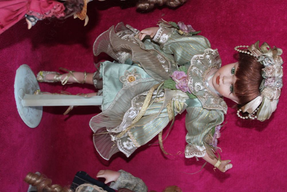 Kolekcjonerska lalka porcelanowa na stojaku"