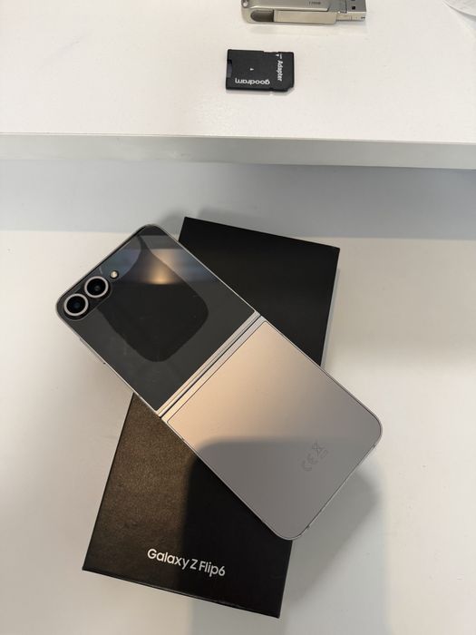 Telefon Samsung Galaxy Z Flip 6 12/256GB Silver Shadow PL