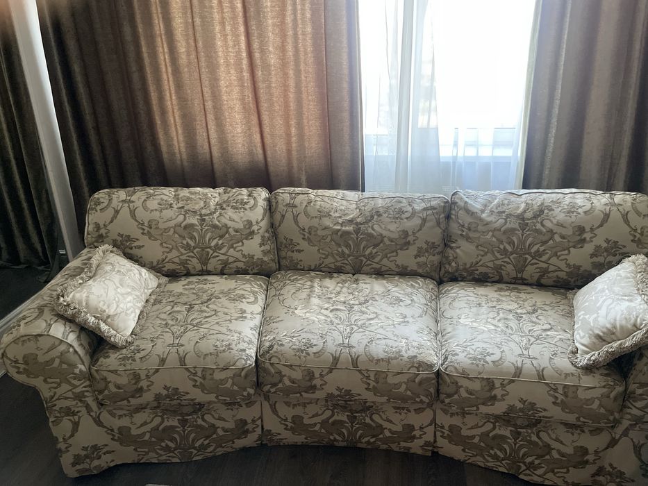 Диван з подушками