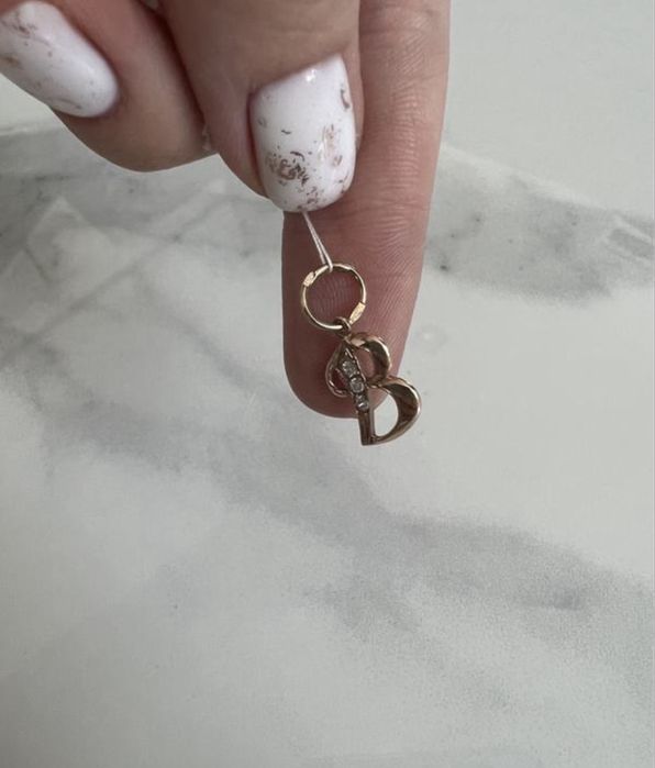 Золота підвіска літера В з сваровськими