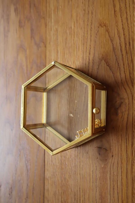 Szklana szkatułka na biżuterie, złota