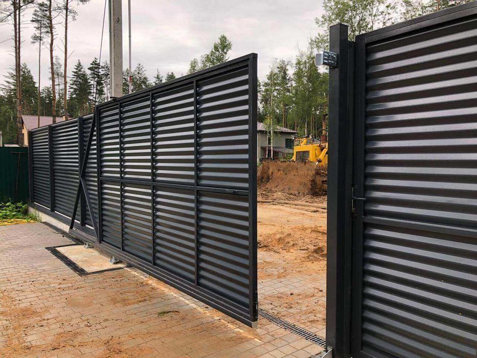 Паркан жалюзі. Огорожі металеві. Ворота.