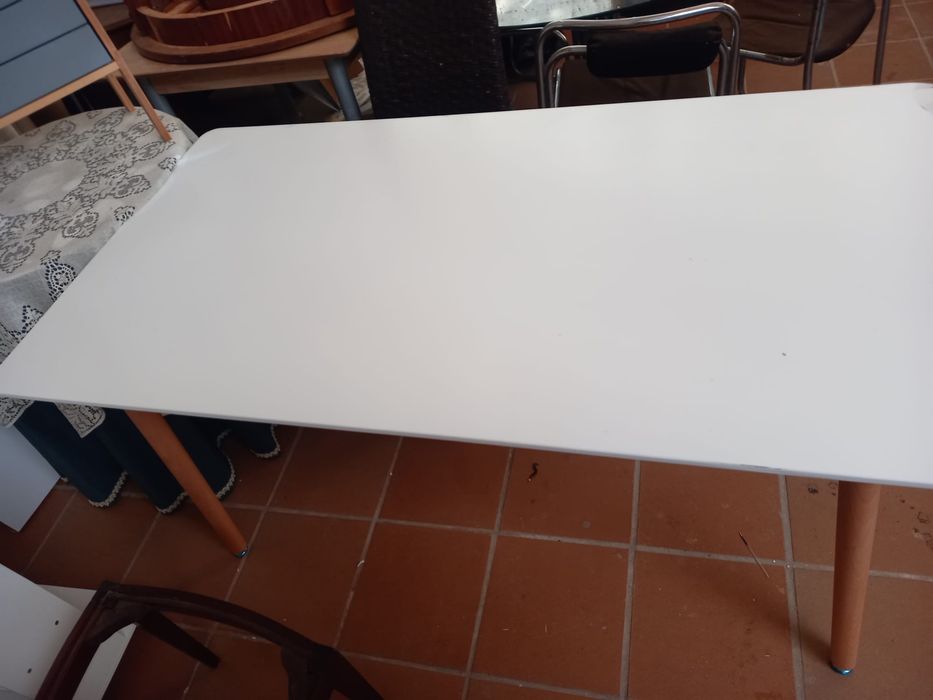 Mesa de madeira tampo branco