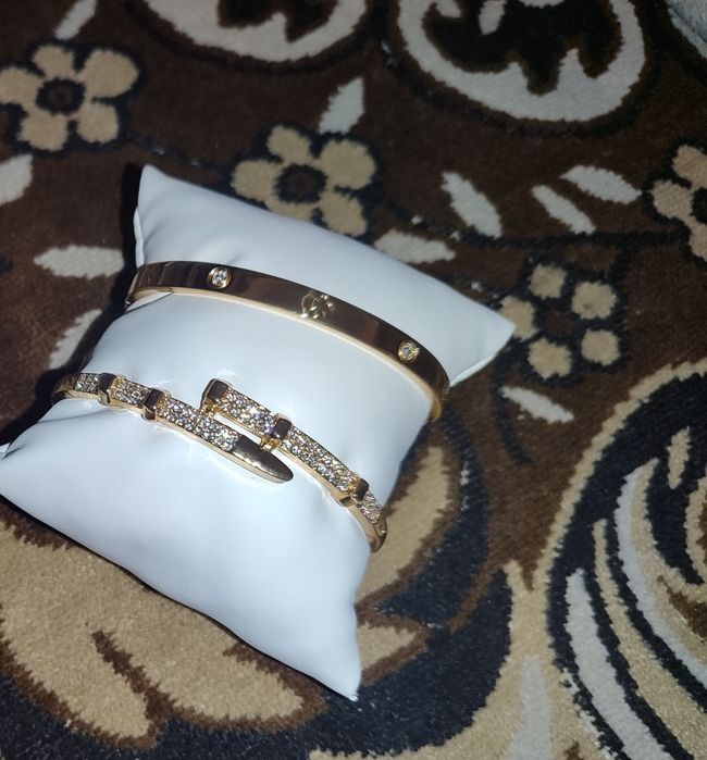 Браслет в стиле Cartier  с камнями