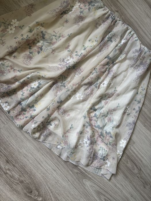 Spódnica damska w kwiaty – elegancka i zwiewna