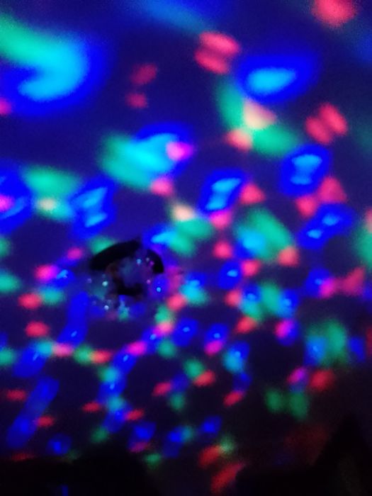 Лампа гирлянда крутиться смотрите на фото по всей комнате светит