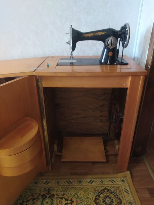 Швейна машинка ніжна з тумбоюв робочому стані