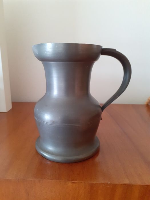 Caneca em estanho francês.