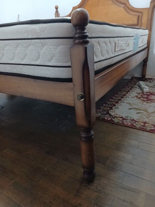 Cama com estrado e colchão