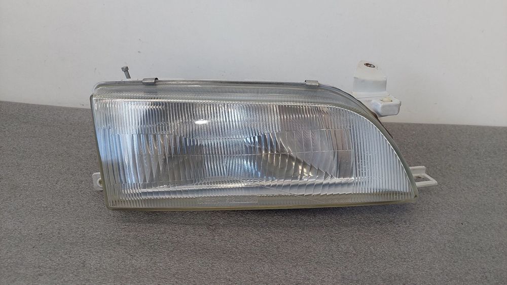 Ótica / farol direita TOYOTA Corolla Compact (_E10_)