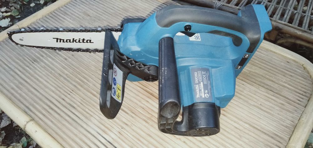 Makita - akumulatorowa piła łańcuchowa.