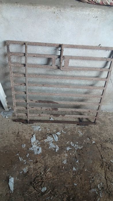 Painel ou portão de metal enferrujado