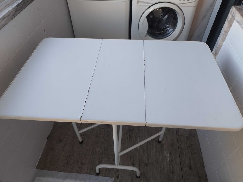 Mesa de cozinha com 4 bancos