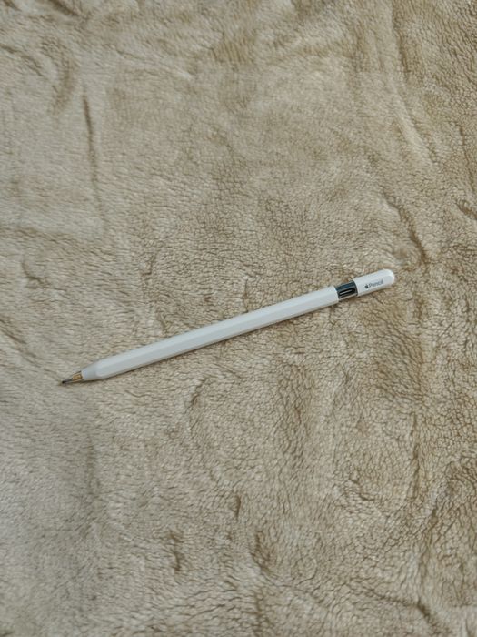 Apple iPad 10.ª Geração 64 GB Wi-Fi + Apple Pencil USB-C + Logitech Combo Touch