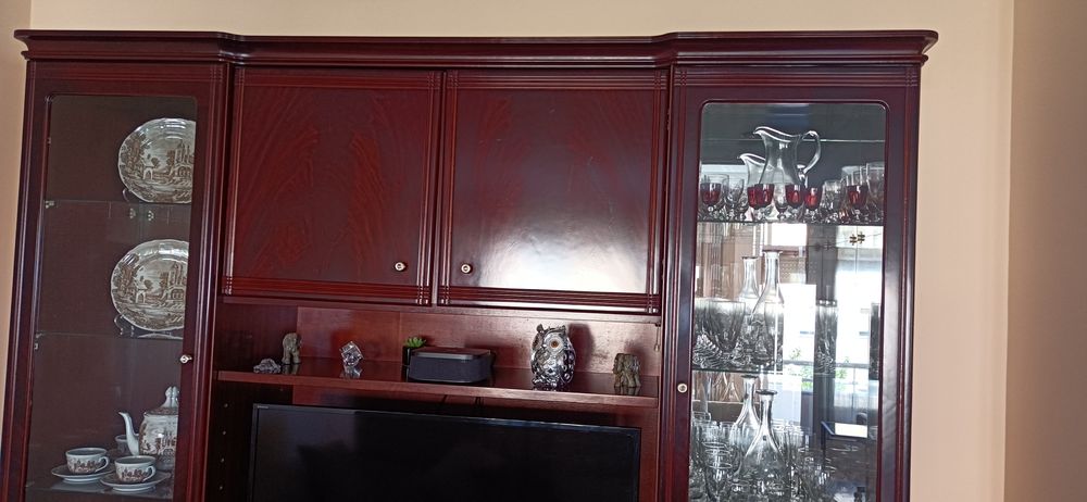 Móvel de sala com vitrine