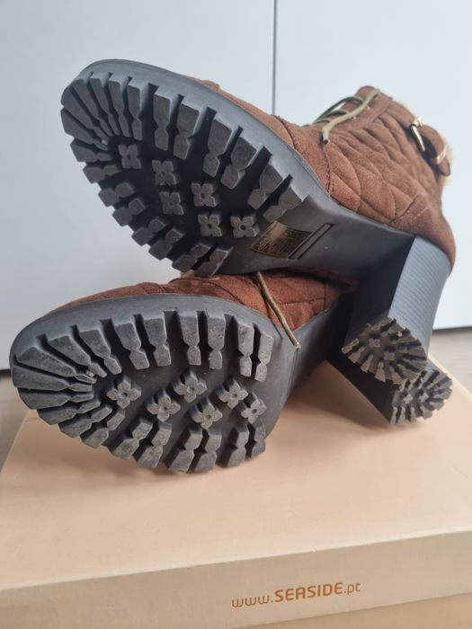 Botas castanhas de salto alto