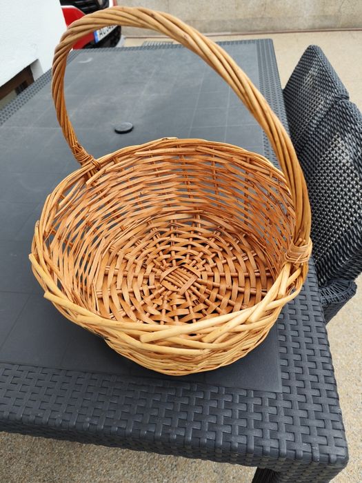 Basket with Handle in Very Good Condition64297678982657122
