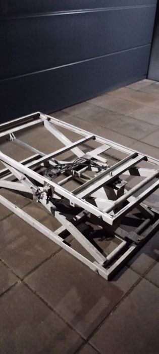 Stół stalowy pneumatycznie podnoszony